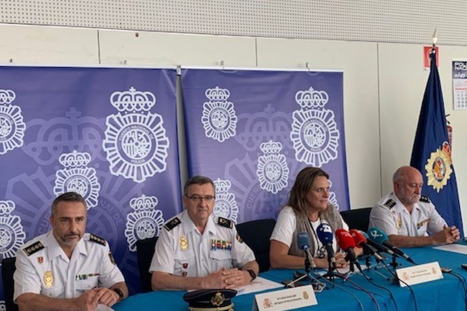 La delegada del Gobierno en Extremadura y mandos policiales.