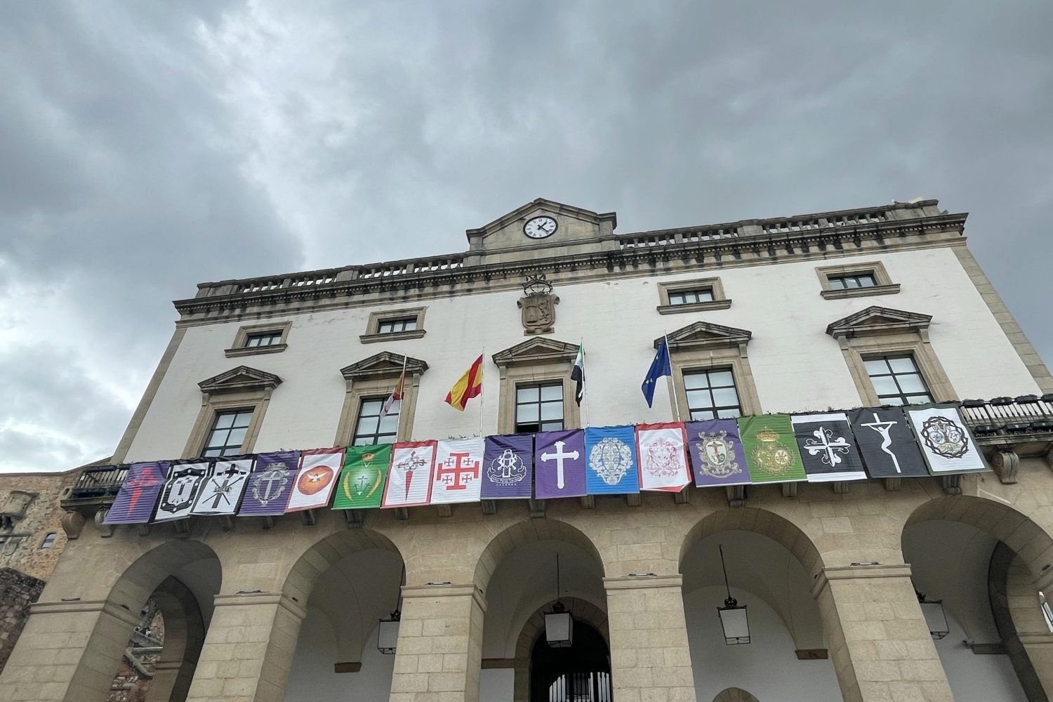 Pendones cofradías fachada Ayuntamiento