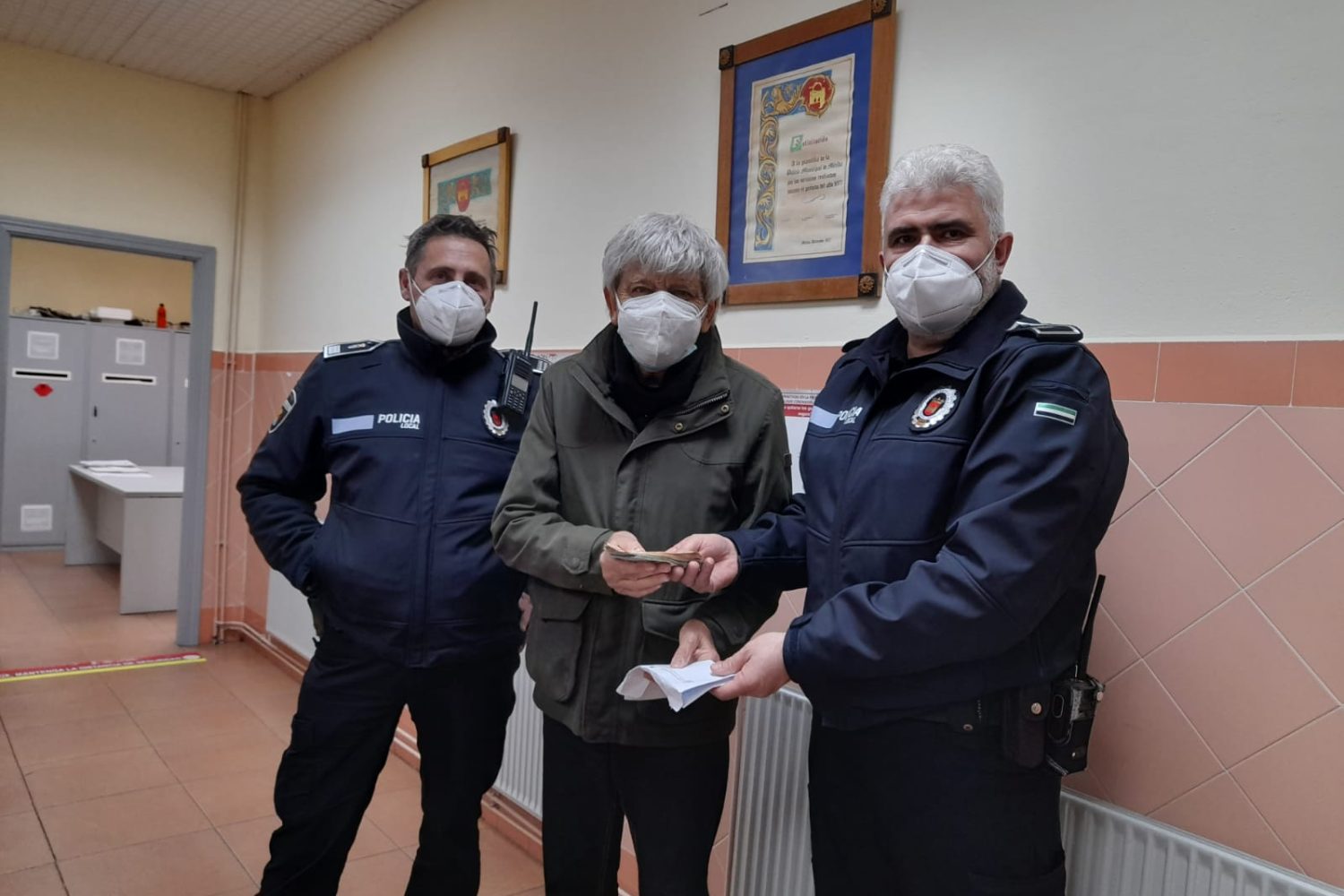 Policía Local entregan sobre encontrado en la calle en Jefatura