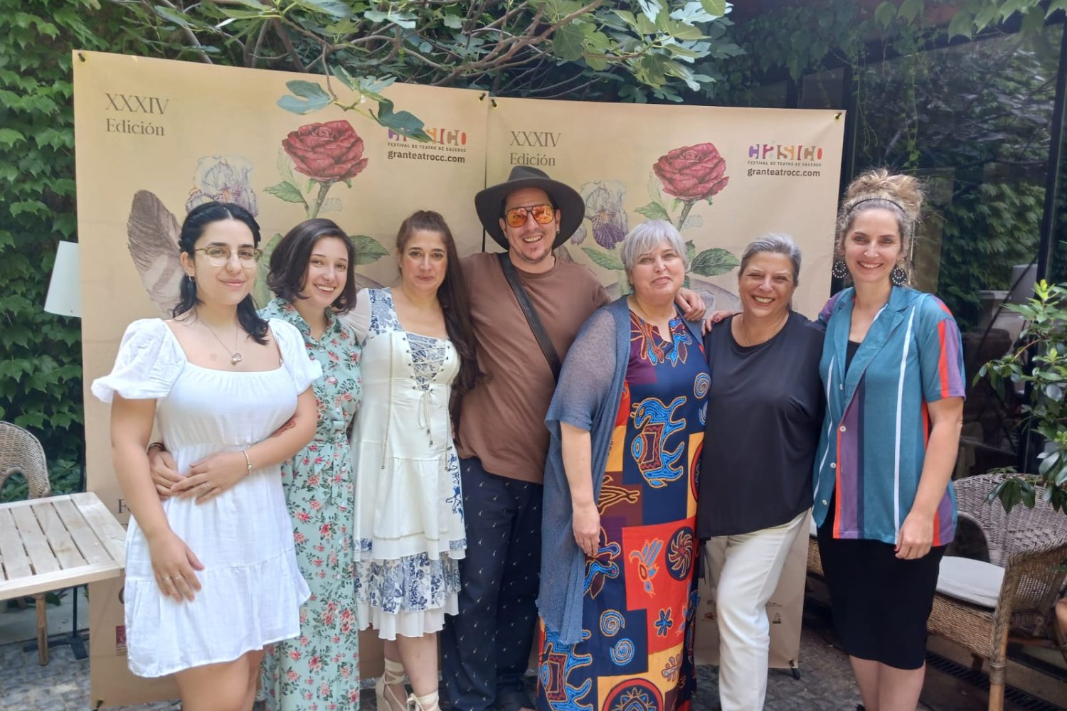 Presentación- Integrantes de 'De placeres...', la directora del festival y Laura Moreira de 'Ophelia_