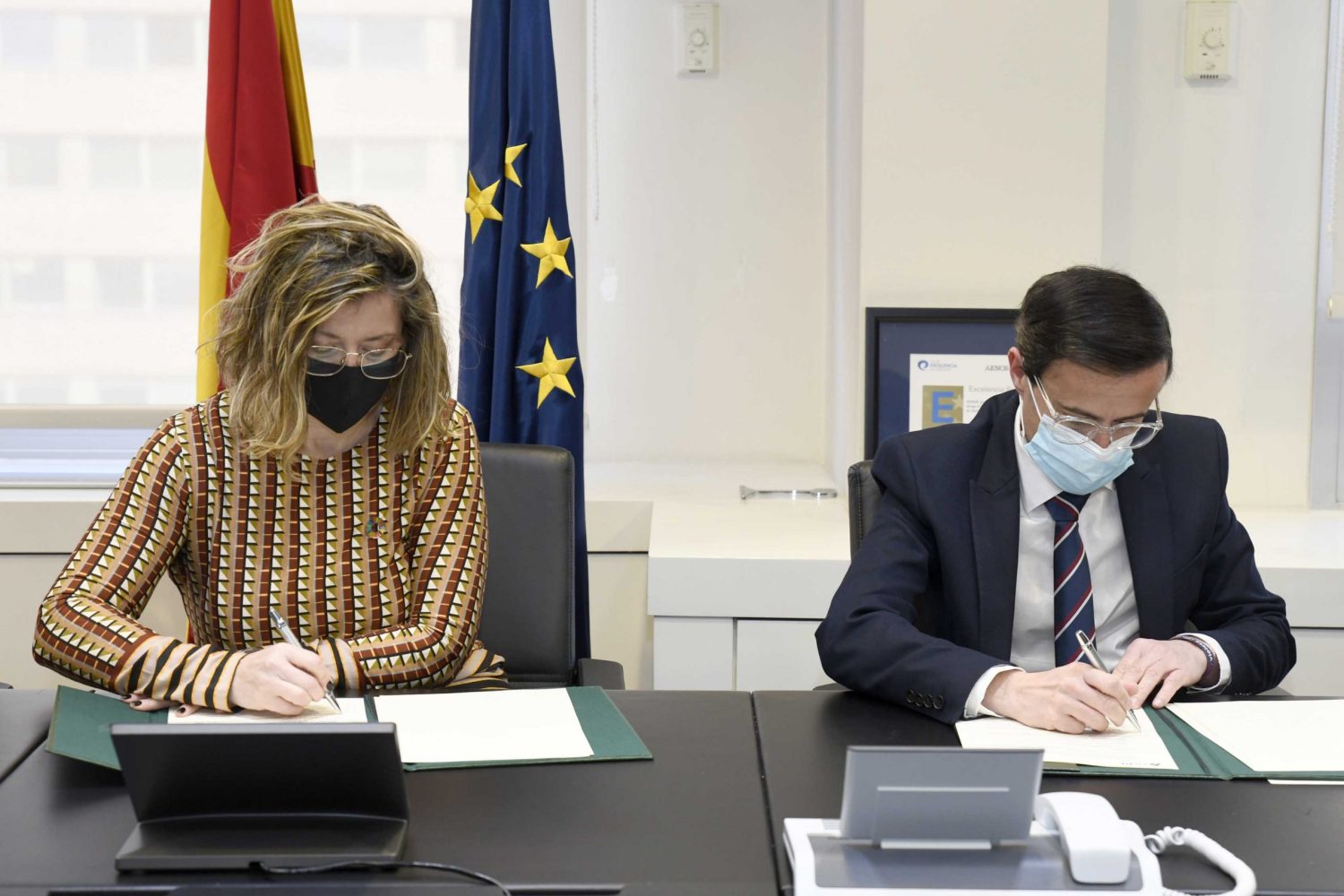 Presidenta de Adif y Presidente Diputación de Badajoz en el momento de la firma