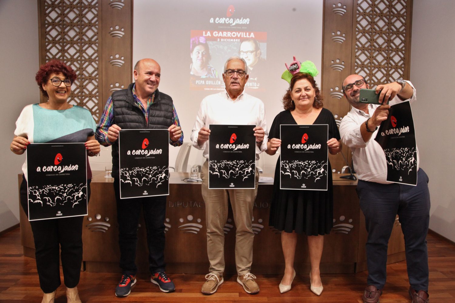 El diputado delegado de Cultura y Deportes de la Diputación de Badajoz, Francisco Martos, ha presentado la segunda edición del programa ‘A Carcajadas: cómicos en carretera’ que se va a desarrollar de octubre a diciembre por diferentes localidades de la provincia. 
  El alcalde de Villar de Rena, Nereo Ramírez
  Tanto Pepa Guillén como Juan y Punto reconocen que esta época del año es “fantástica para actuar en recintos cerrados, pues en abierto se pierde por los ruidos y la distracción”.
Fotografo. Santiago Rodriguez Casado
Gabinete de prensa de Diputación de Badajoz