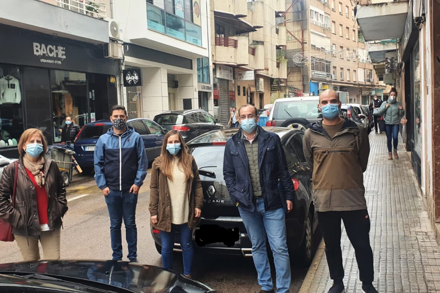 RAFA MATEOS JUNTO A COMERCIANTES DE LA CALLE GÓMEZ BECERRA
