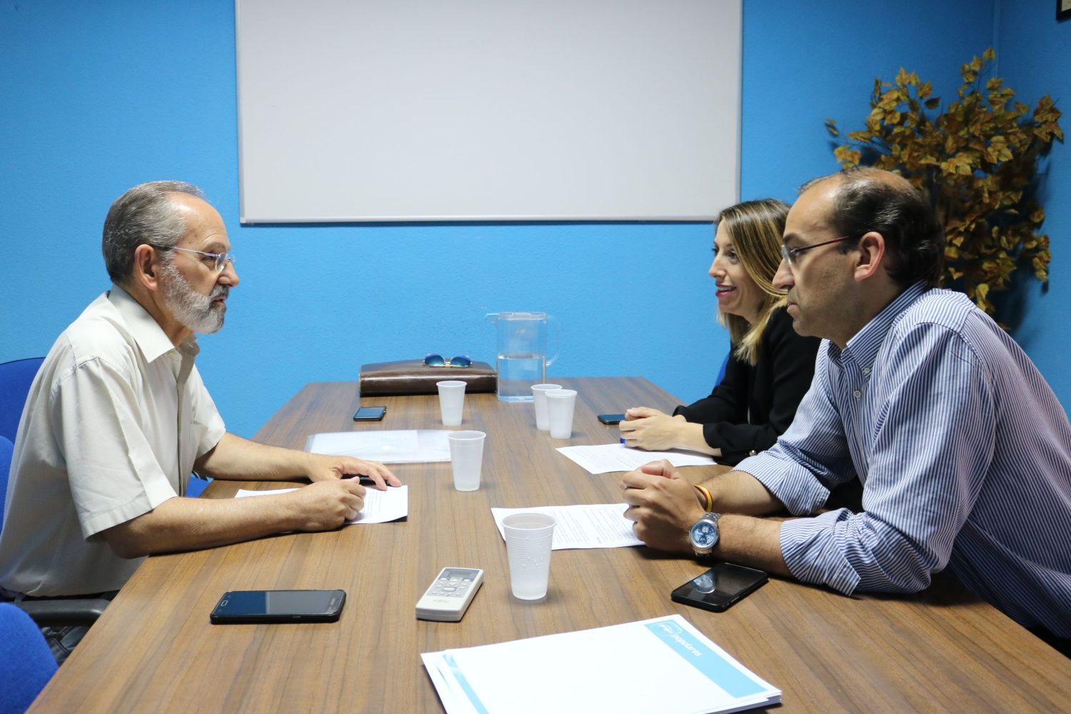Teófilo Amores, de VOX, a la izqda, frente a Guardiola y Mateos, del PP, a la dcha. Cedida.