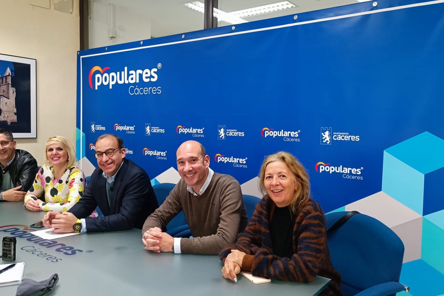 Rafa Mateos, acompañado de varios concejales del grupo popular