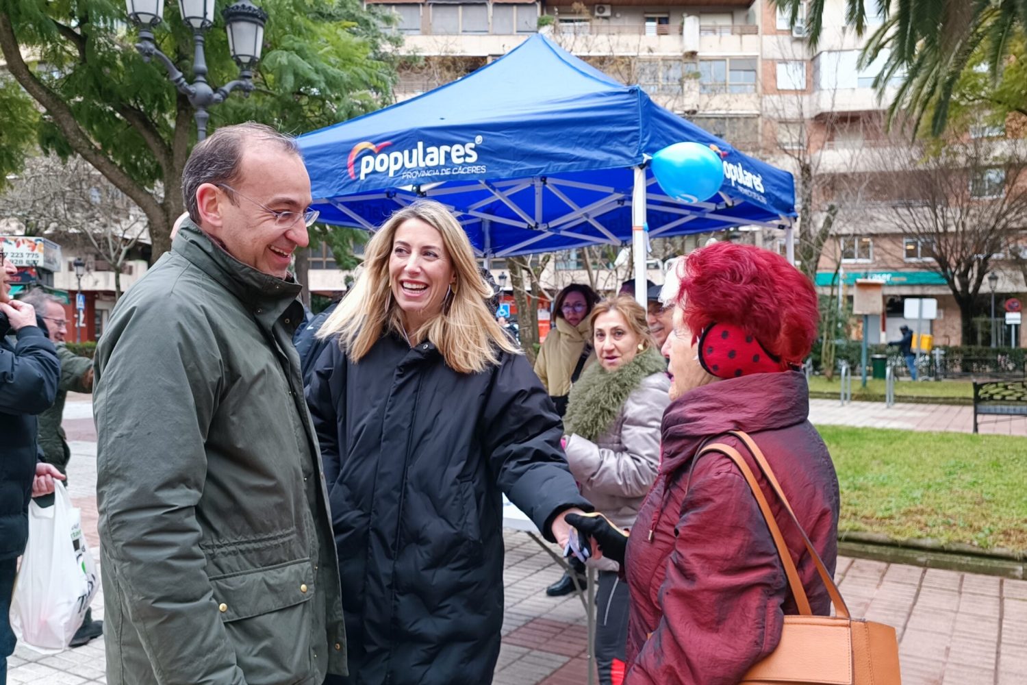 Rafa Mateos y María Guardiola en la recogida de firmas para exigir el arreglo del socavón en la N523