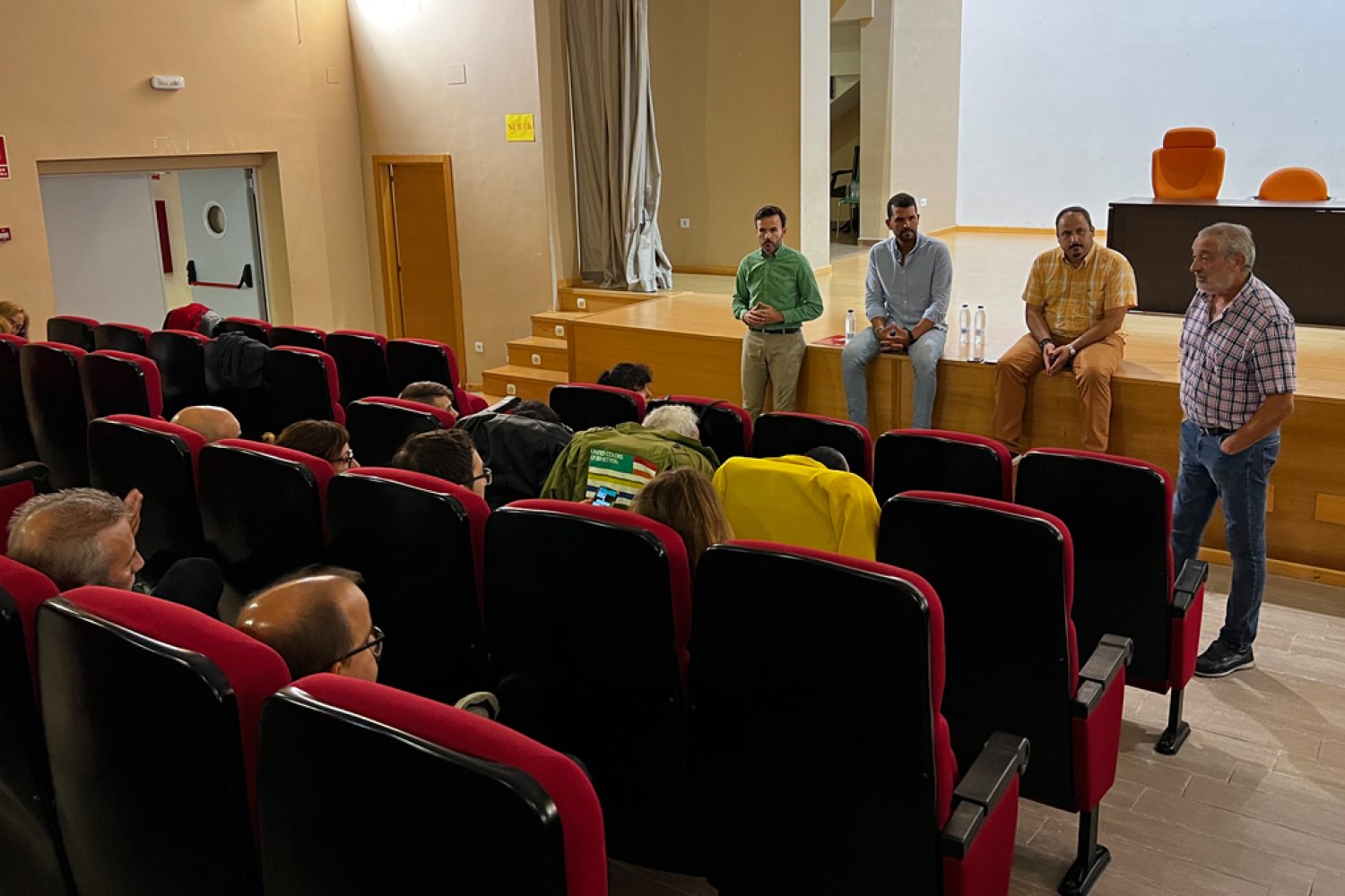 Reunion-alcaldes-sierra-de-gata-a-Base-noticia5