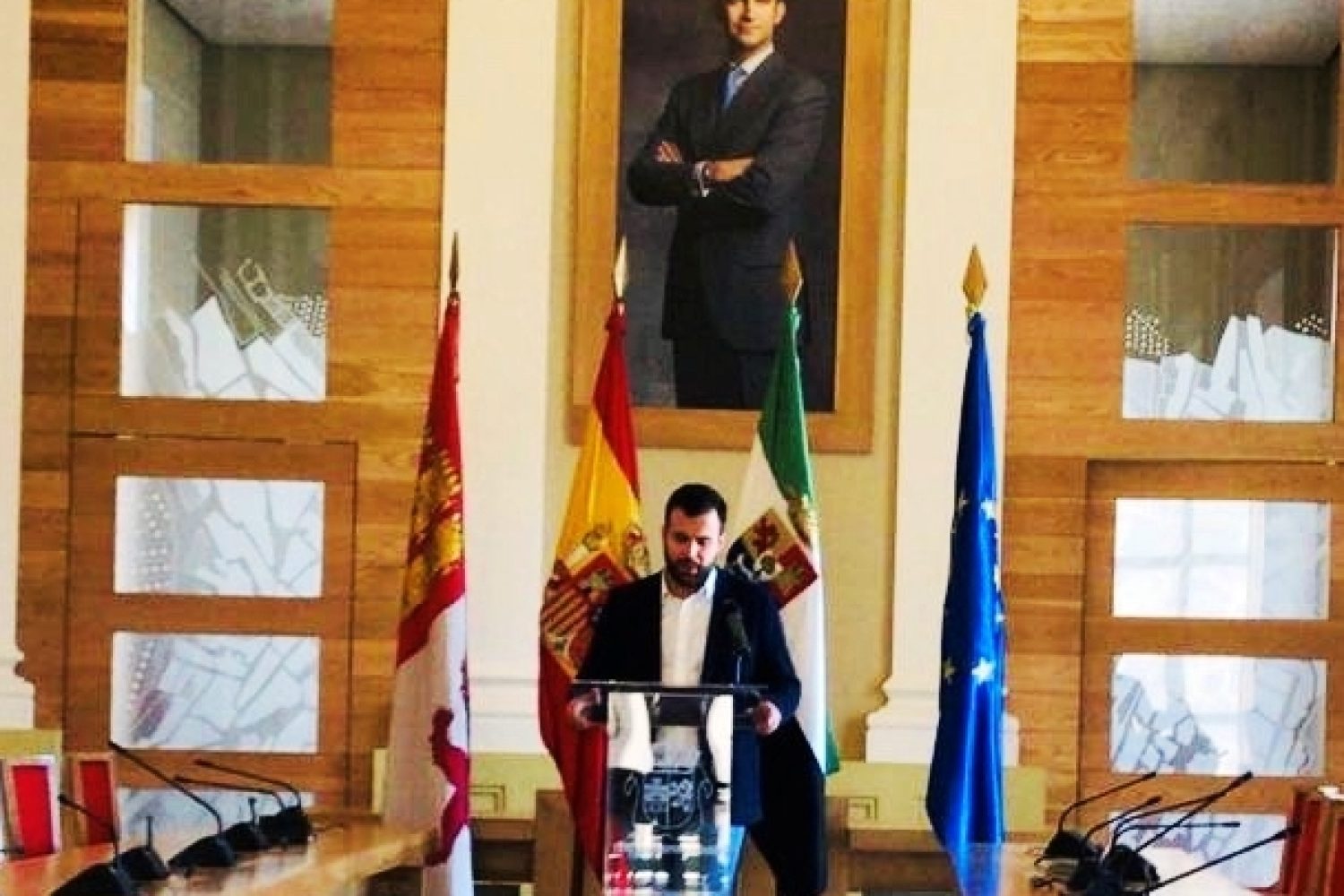 Salaya, alcalde de Cáceres, comunicando las medidas mediante srtreaming.