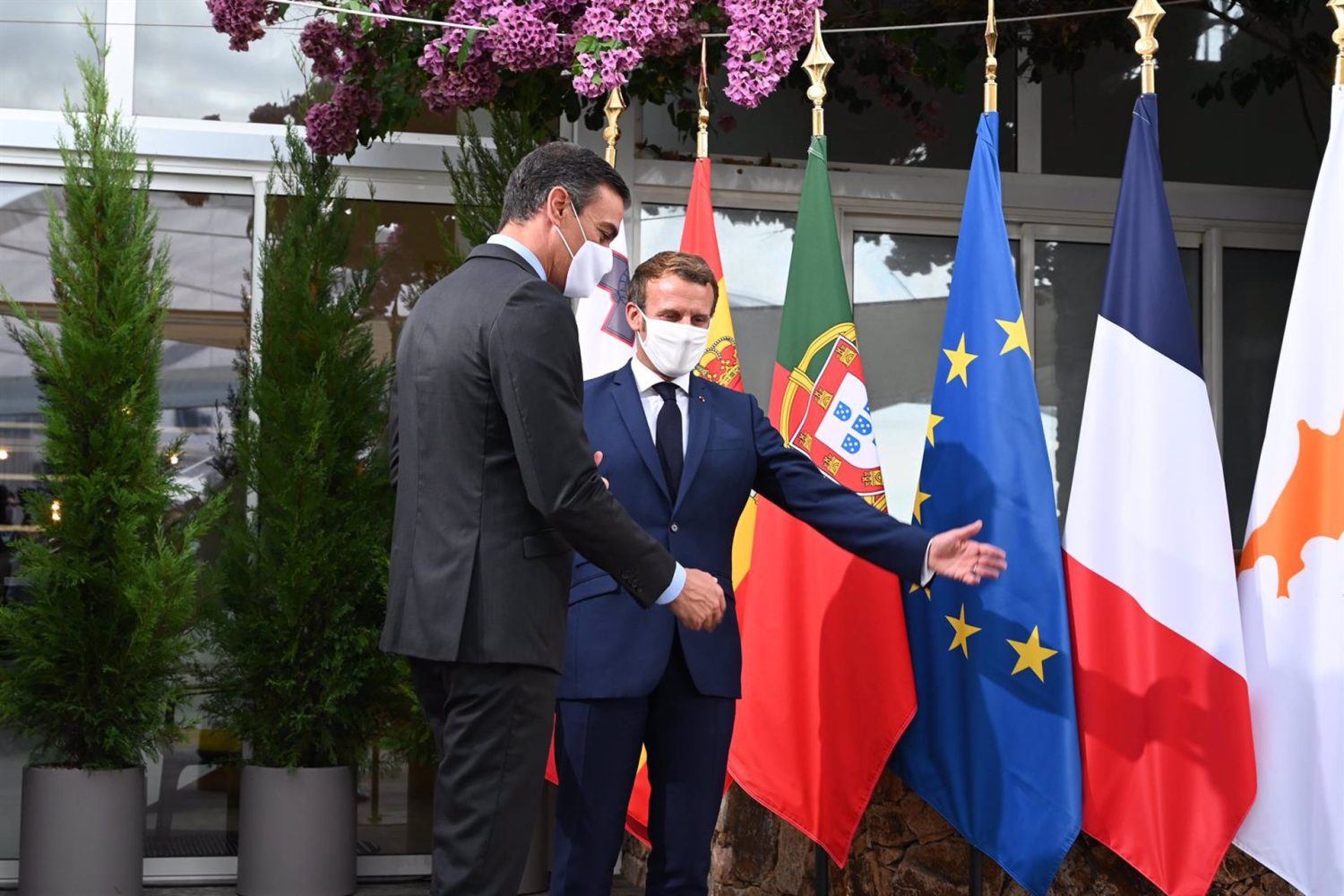 10/09/2020 El presidente del Gobierno, Pedro Sánchez (i), y el presidente francés, Emmanuel Macron, a su llegada a la reunión plenaria de la VI Cumbre de Países del Sur de la Unión Europea celebrada en Ajaccio, Córcega, (Francia), a 10 de septiembre de 2020.
POLITICA 
Moncloa