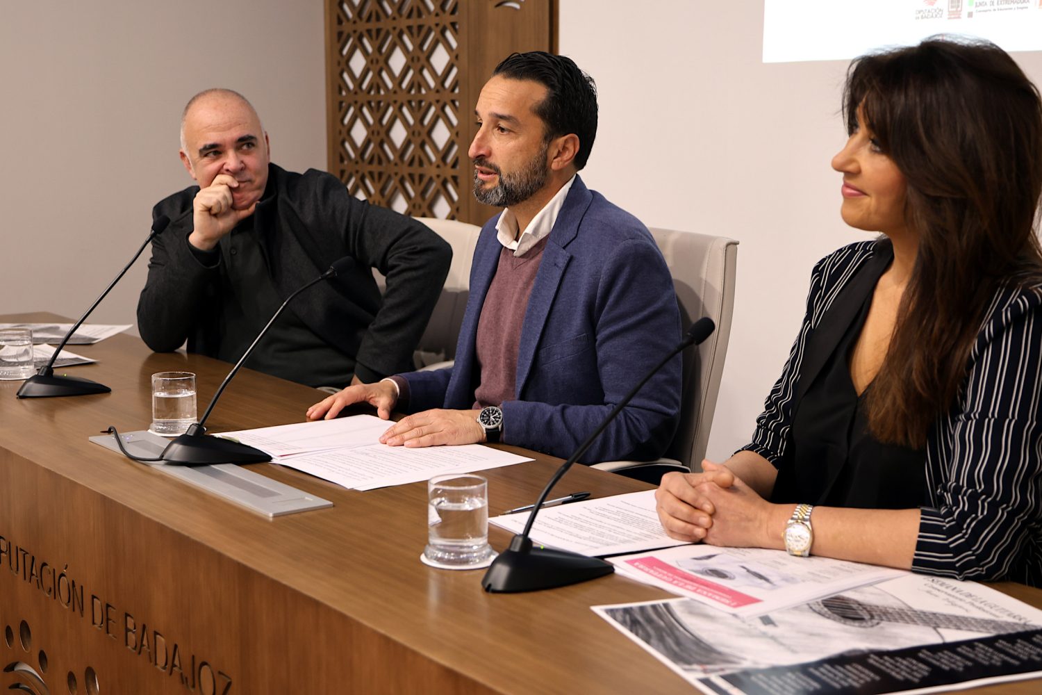 El Conservatorio Profesional de Música ‘Juan Vázquez’ impulsa una semana dedicada a la guitarra 
 Ricardo Cabezas, vicepresidente primero de la Diputación de Badajoz 
de este evento musical que coordina Rogelio Palomo, jefe del Departamento de Cuerda del ‘Juan Vázquez 
La directora del Conservatorio Profesional, Yolanda Sánchez 
 Fotografo. Santiago Rodriguez Casado
Gabinete de prensa de Diputación de Badajoz
