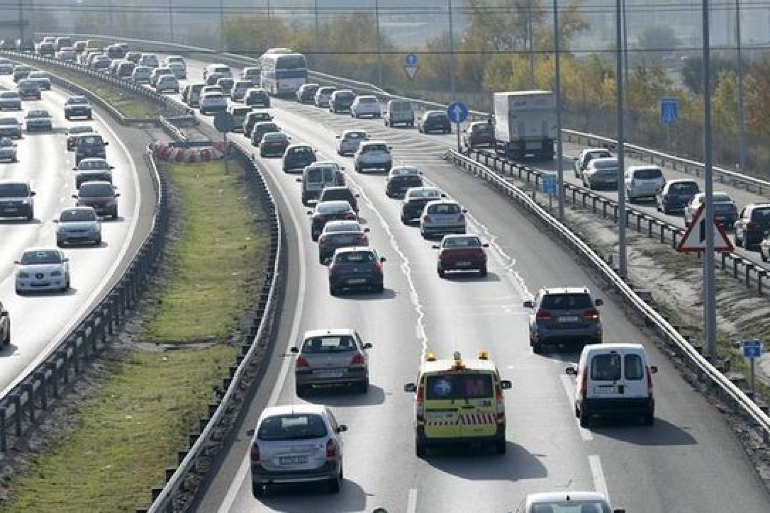 Trafico-intenso-Madrid-salida-puente_EDIIMA20151205_0058_19