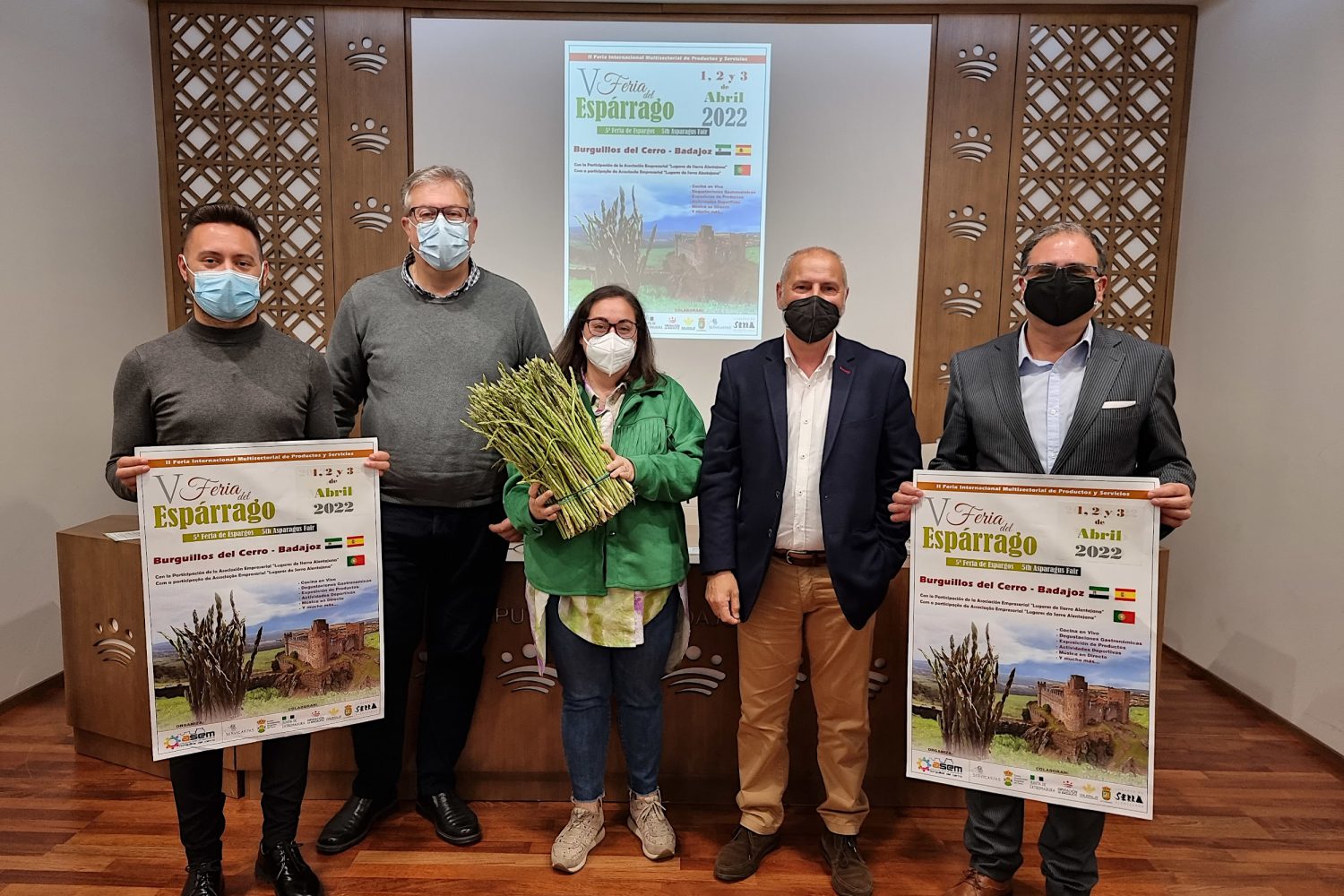 De la mano de la Asociación Empresarios de Burguillos del Cerro (ASEM), y en colaboración con Lugare da Serra Alentejana (Portugal), el Ayuntamiento, la Diputación de Badajoz y la Junta de Extremadura, se celebra en su quinta edición la Feria del Espárrago del municipio burguillano.

  Ha acompañado a los organizadores del evento, en su presentación, la diputada provincial M.ª Dolores Méndez
Emilio Boza, presidente de ASEM,
 El presidente de la Asociación Lugare da Serra Alentejana, Jorge Vélez,
el alcalde de Burguillos, Manuel Lima

Diputacion de Badajoz ,Fotografo Santiago Rodriguez Casado