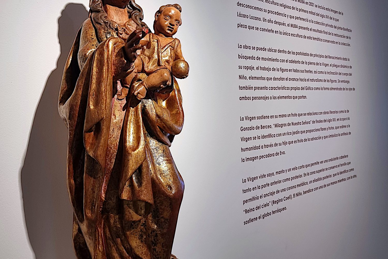 En el legado realizado por Ana Lázaro al MUBA en 2021 se incluía una imagen de la ‘Virgen con Niño’, escultura religiosa de la primera mitad del siglo XVI de la que desconocemos su procedencia y que perteneció a la colección privada del pintor Bonifacio Lázaro Lozano. Un año después, la pinacoteca provincial presenta el resultado final de la restauración de la pieza que se convierte en la única escultura de esta temática conservada en la colección.
Fotografo. Santiago Rodriguez Casado
Gabinete de prensa de Diputación de Badajoz