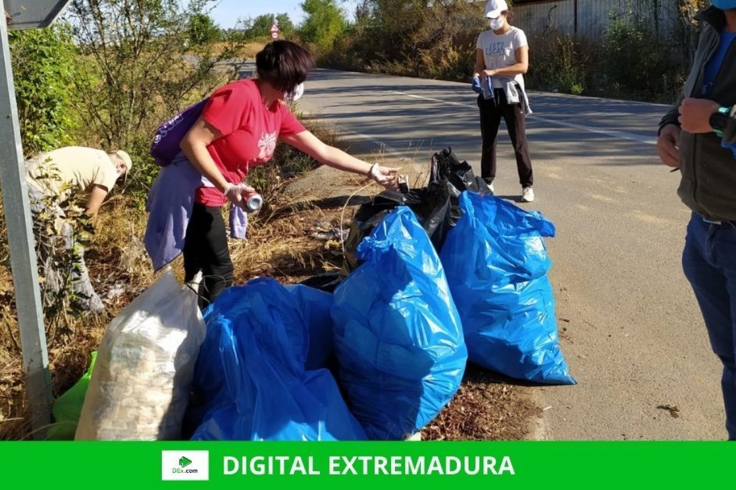 Voluntarios de ADENEX recogen 140 kilos de basura en las inmediaciones de Puebla de la Calzada