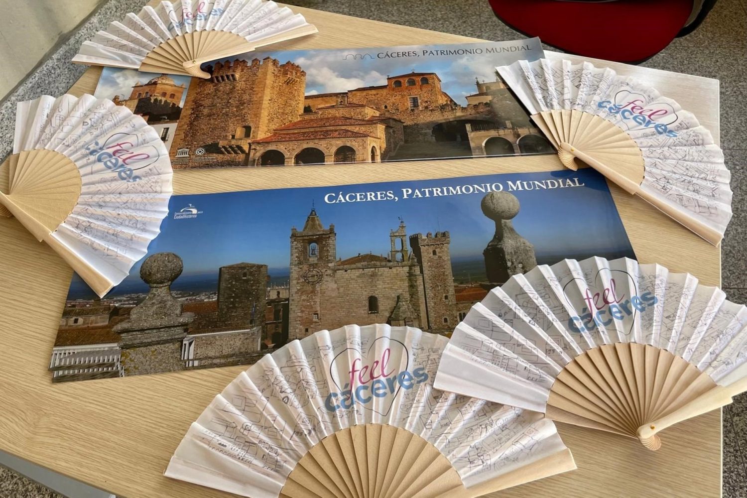 Turismo.- El Ayuntamiento de Cáceres reparte abanicos promocionales a vecinos y turistas para combatir el calor