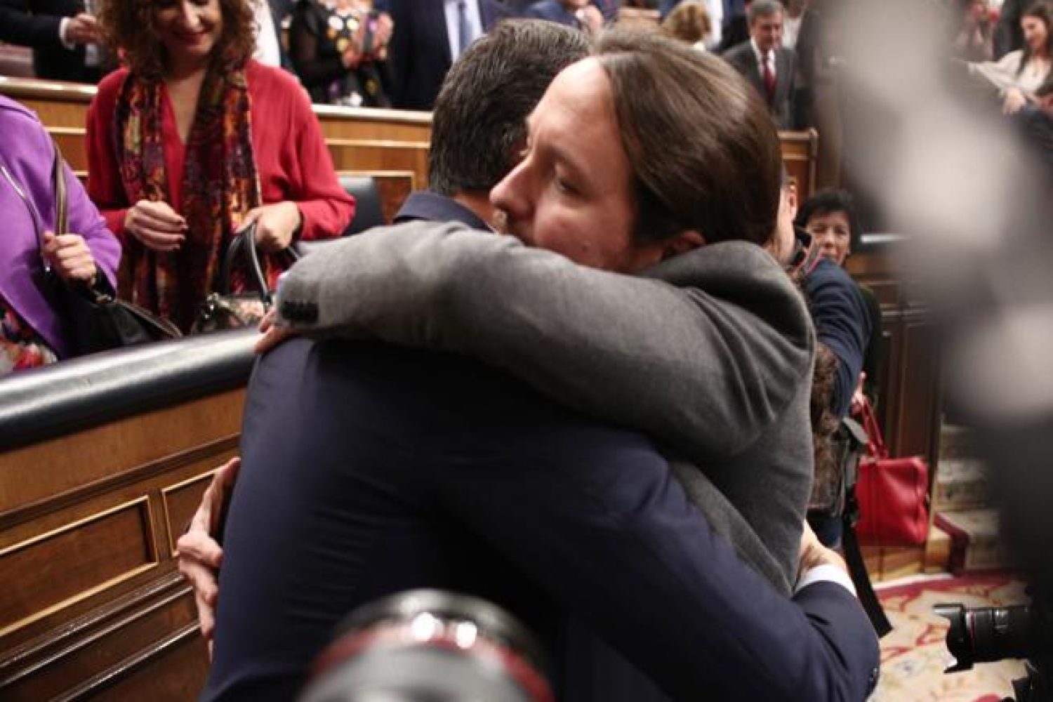 Abrazo de Pedro Sánchez con Pablo Iglesias.
