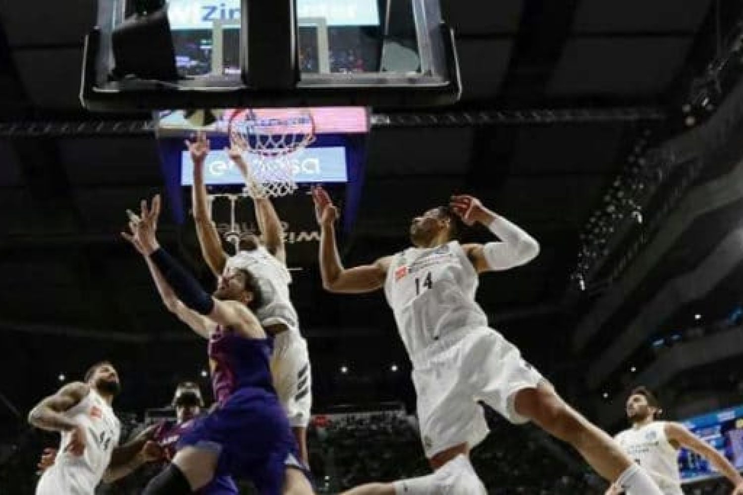 Momento en que Randolph tapona el balón tras el lanzamiento de Tomic. ACB Photo