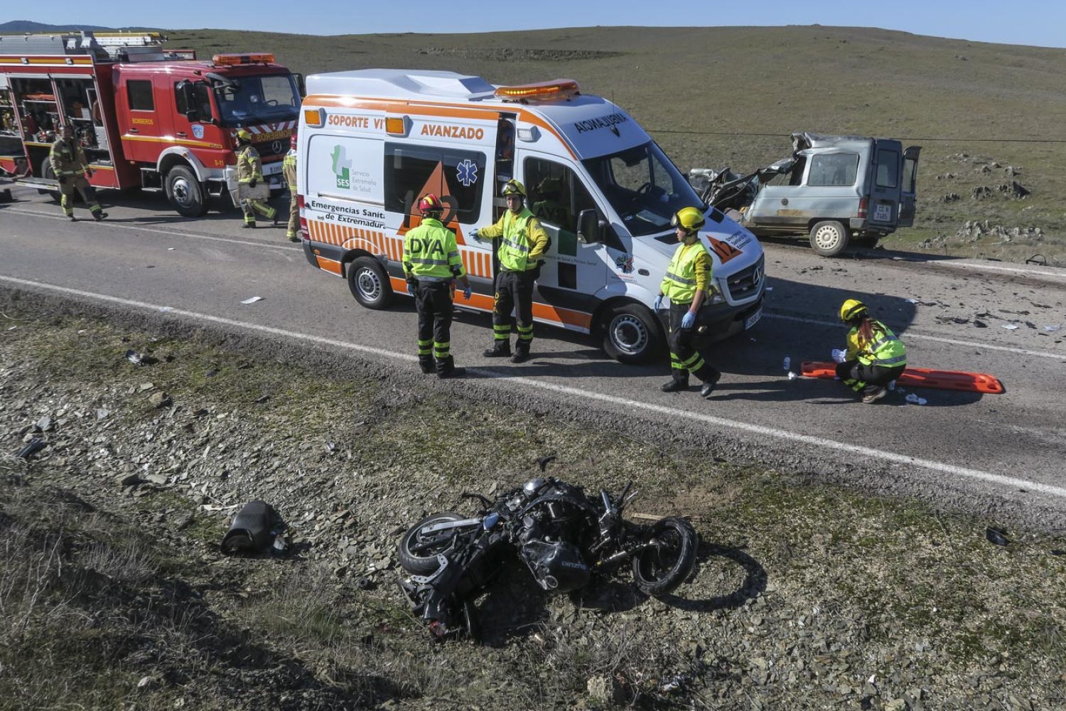 20170124  CACERES    ACCIDENTE DE MOTOCLICLETA Y FURGONETA  EN LA CARRETERA DE MONROY  EX-390     -  FRANCIS VILLEGAS -