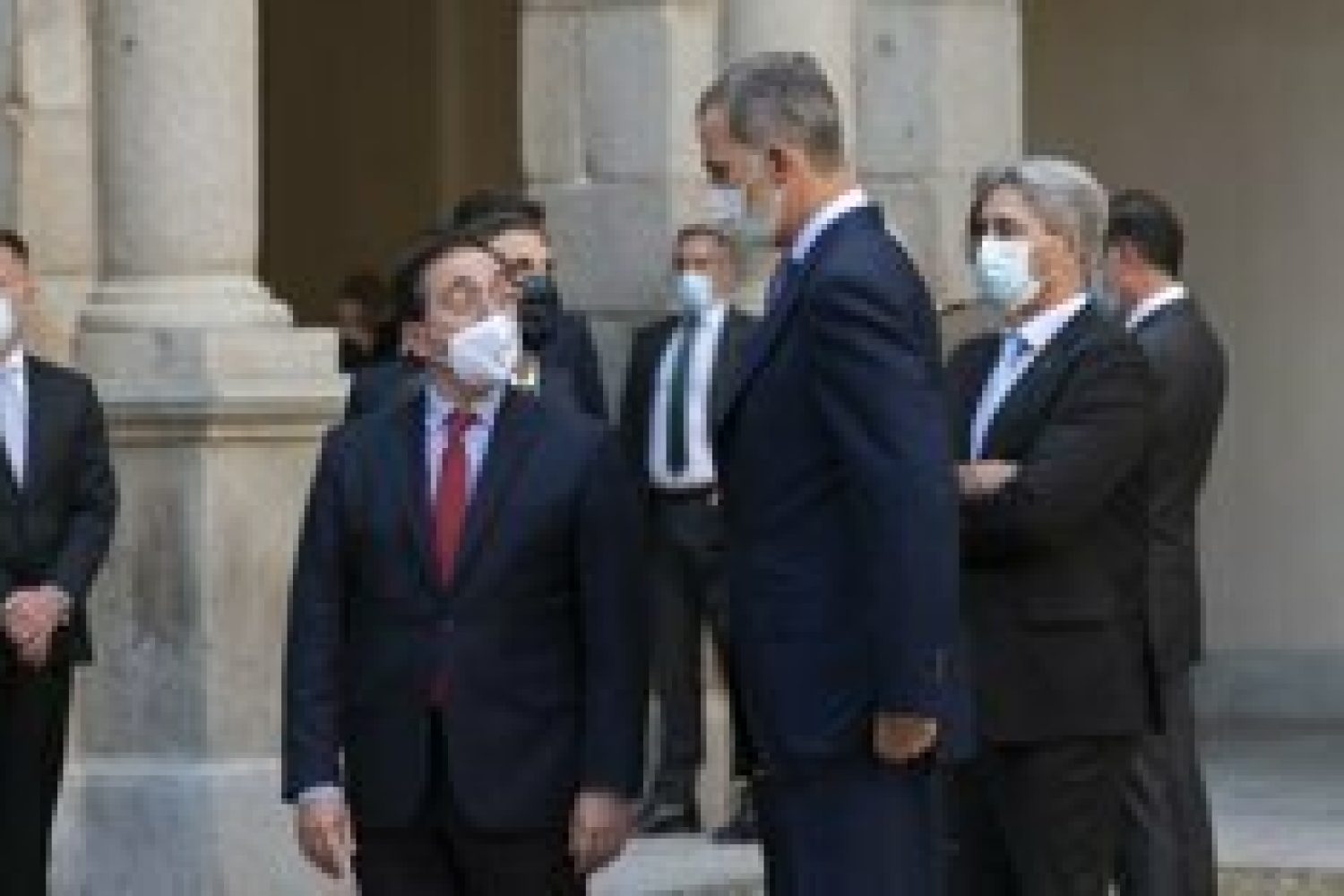 Albares subraya la "enorme cordialidad" entre el Rey y Petro y obvia la polémica con la espada de Bolívar