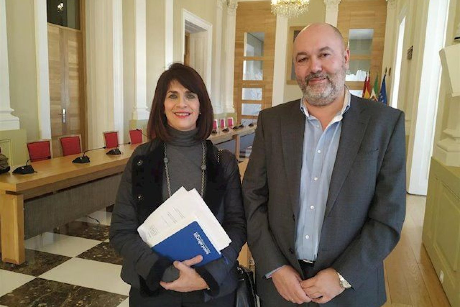 De izda a dcha, Mar Díaz y Francisco Alcántara, de Cáceres Viva.