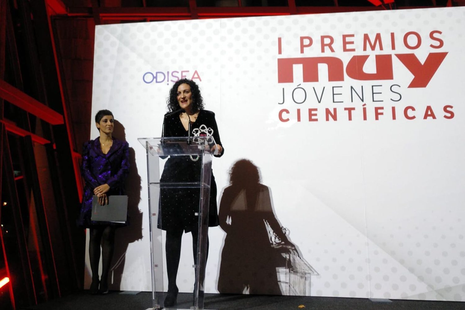 Almudena González, hablando una vez entregado el premio.