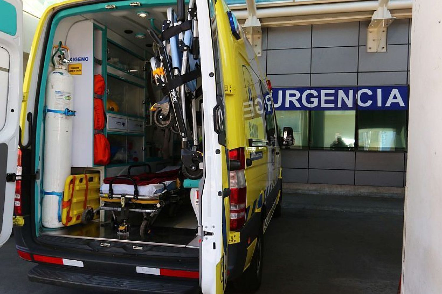 Un hombre murió tras recibir una puñalada en su cuello, en el sector del estacionamiento de Urgencias del hospital regional de Concepción. RODRIGO ACUÑA/ECON