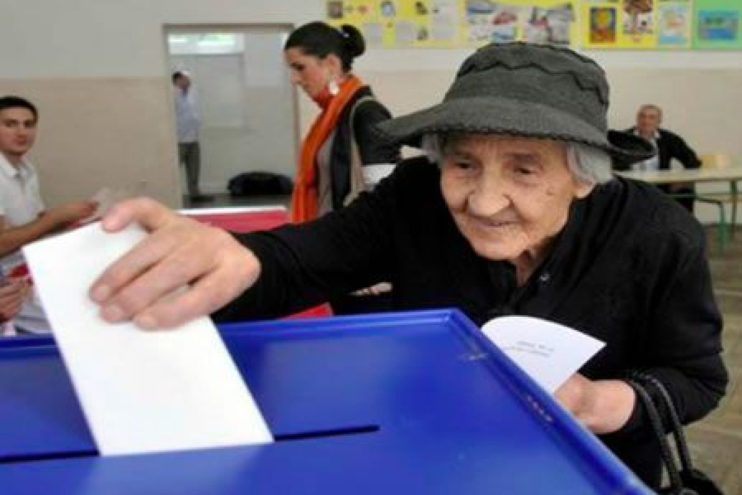 anciana-votando