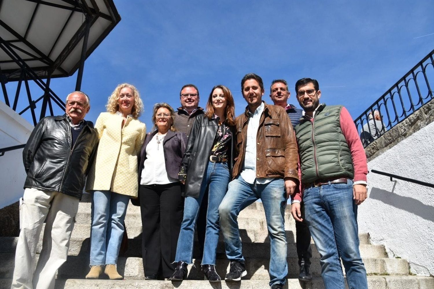 Andrea Levy con teresa Angulo, Víctor Piris y otros militantes del PP.