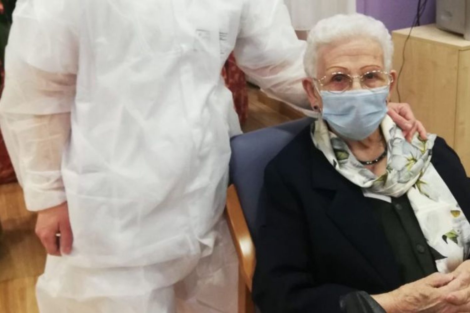 Araceli, primera española vacunada contra COVID-19