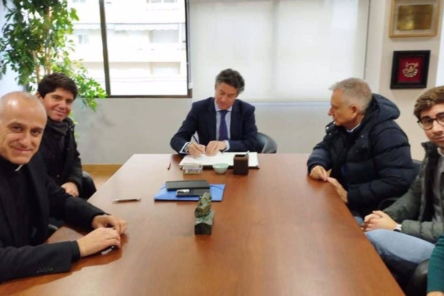 Imagen de la firma protocolaria ante Notario de la venta del edificio de Clavellinas a la Fundación Atrio.