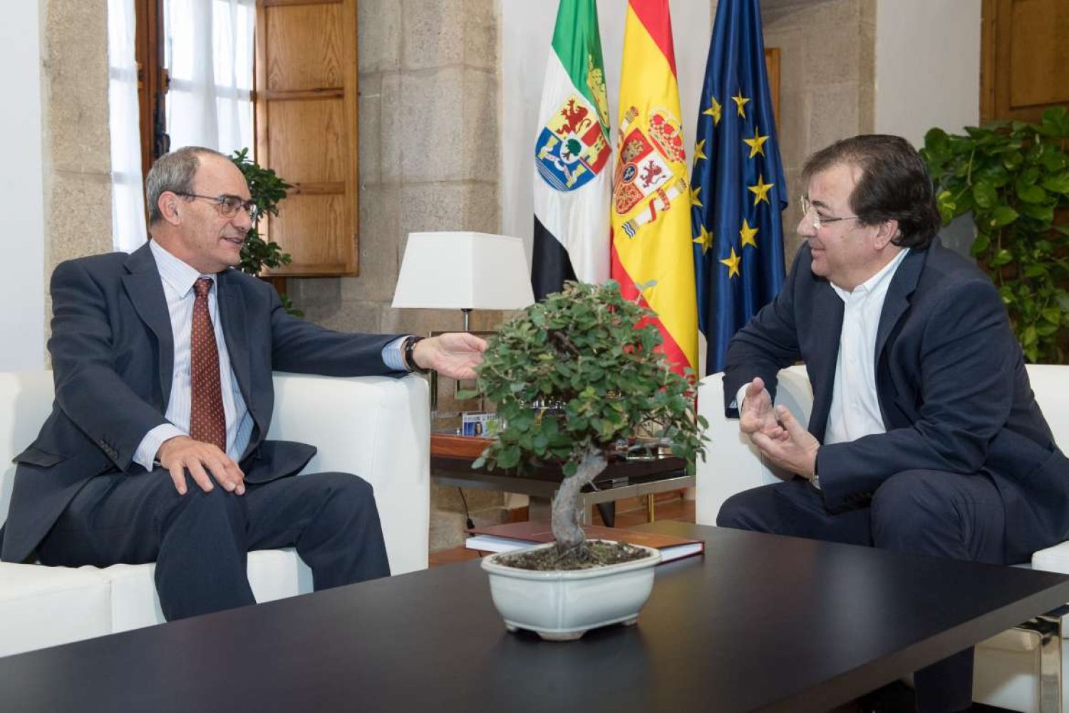 De izda a dcha, Blanco y Fernández Vara.
