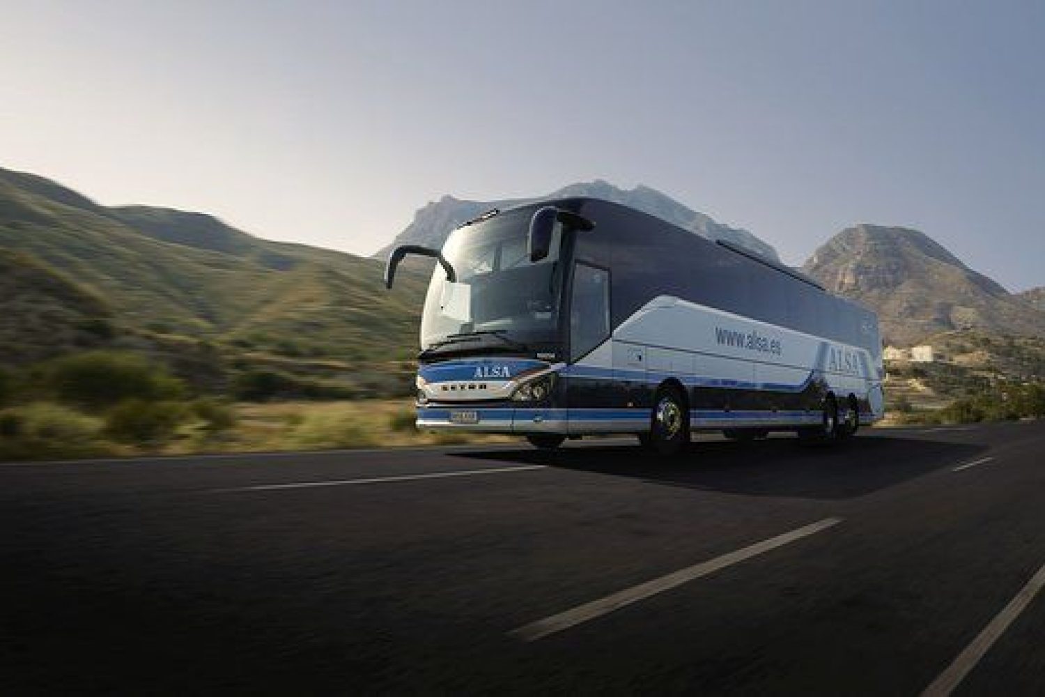 autobus-de-alsa-en-carretera