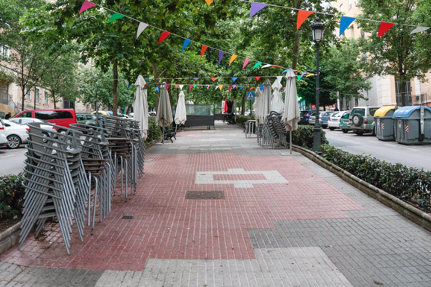 Recogen firmas contra la supresión del bulevar y de árboles en la avenida Virgen de la Montaña de Cáceres