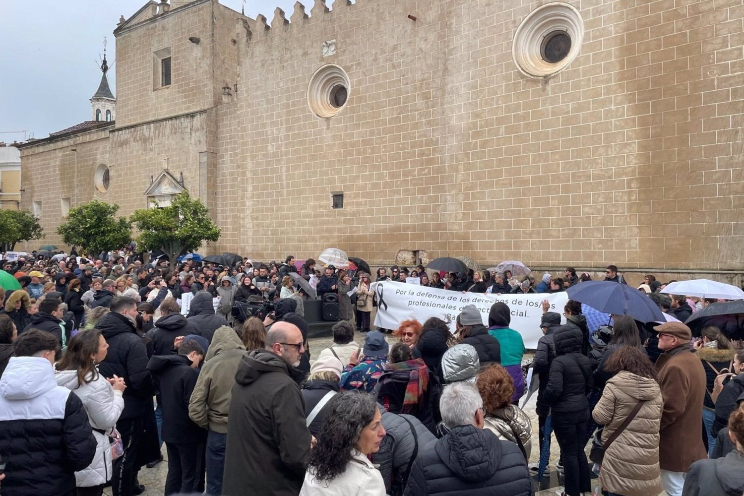 Manifestantes rechazan en Badajoz el asesinato de la educadora y exigen más seguridad para los trabajadores sociales