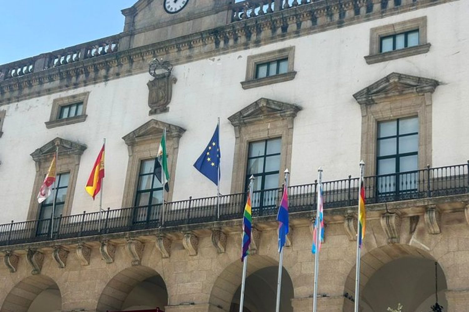bandera fachada ayto cc