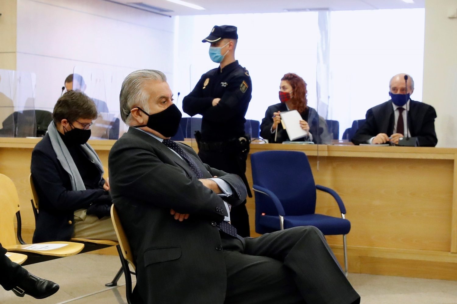 SAN FERNANDO DE HENARES, 08/02/2021.- El extesorero del PP Luis Bárcenas (C) sentado en el banquillo de los acusados durante la primera sesión del juicio de los "papeles de Bárcenas" este lunes en la Audiencia Nacional en San Fernando de Henares. Ocho años después de desvelar la existencia de una caja B en el PP, su extesorero Luis Bárcenas vuelve a sentarse este lunes en el banquillo decidido a poner contra las cuerdas al que durante 20 años fue su partido y al que acusa sin tapujos de financiación irregular "institucionalizada" desde 1982. EFE/Ballesteros POOL