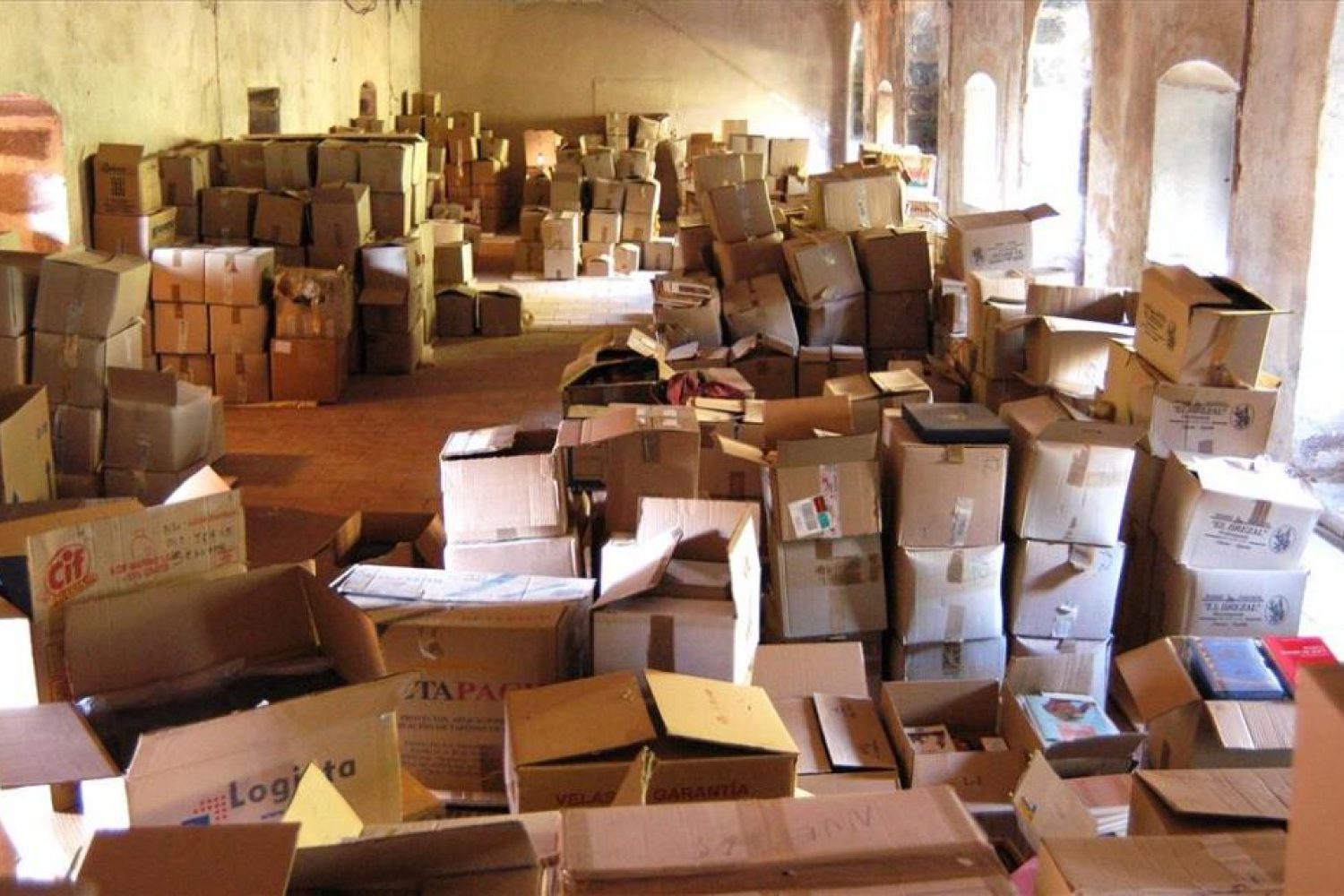 Cajas que albergan prte de los volúmenes de la Biblioteca Yuste.