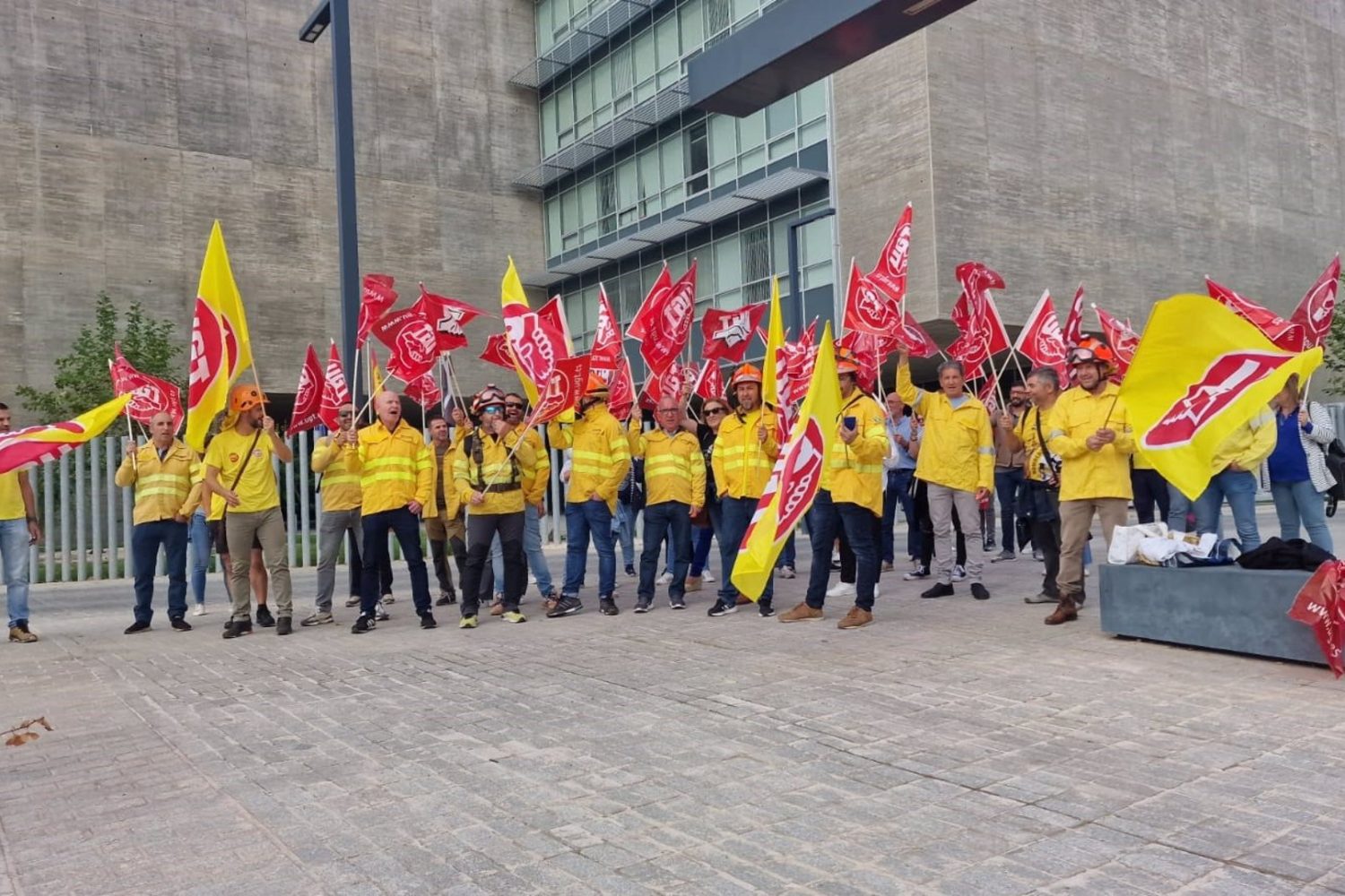Bomberos forestales del Plan Infoex se concentran en Mérida para reclamar el reconocimiento de su carrera profesional