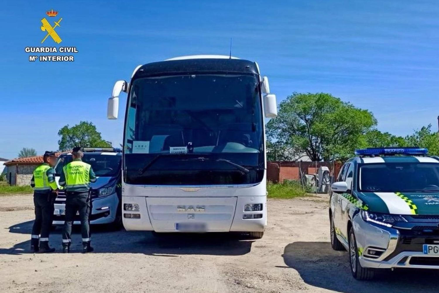 Sucesos.- La Guardia Civil detecta cerca de Alcántara un autobús escolar cuyo conductor carecía del permiso adecuado