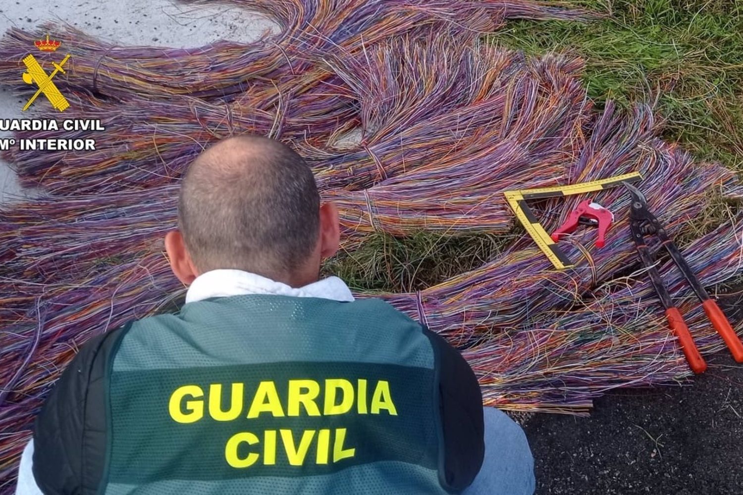 Un agente de la Guardia Civil ante cableado robado