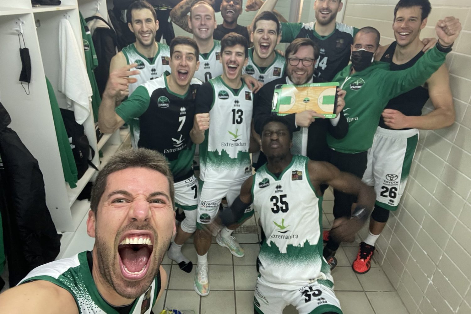 caceres basket vestuario