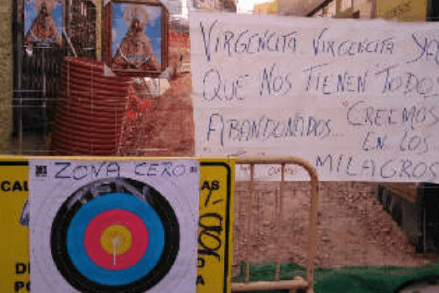 Pancartas reivindicativas en la calle Alzapiernas de Cáceres.
