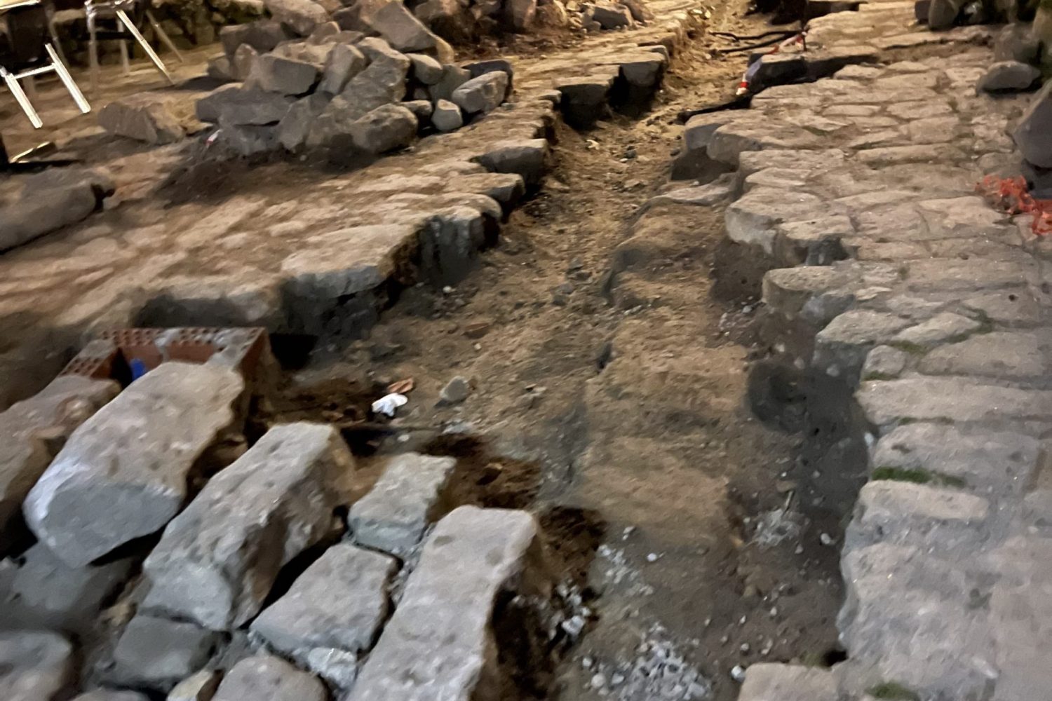 Calle de Trevejo, levantada e intransitable