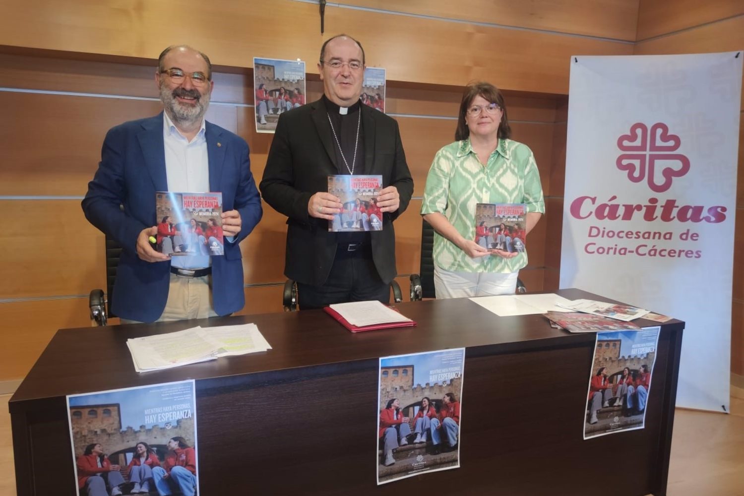 19/06/2025 El director de Cáritas de Coria-Cáceres, Damián J. Niso; el obispo Jesús Pulido, y la secretaria general de Cáritas, Inma Godoy, en la presentación de la Memoria de Actividades de 2024
SOCIEDAD AUTONOMÍAS
DIÓCESIS CORIA-CÁCERES
