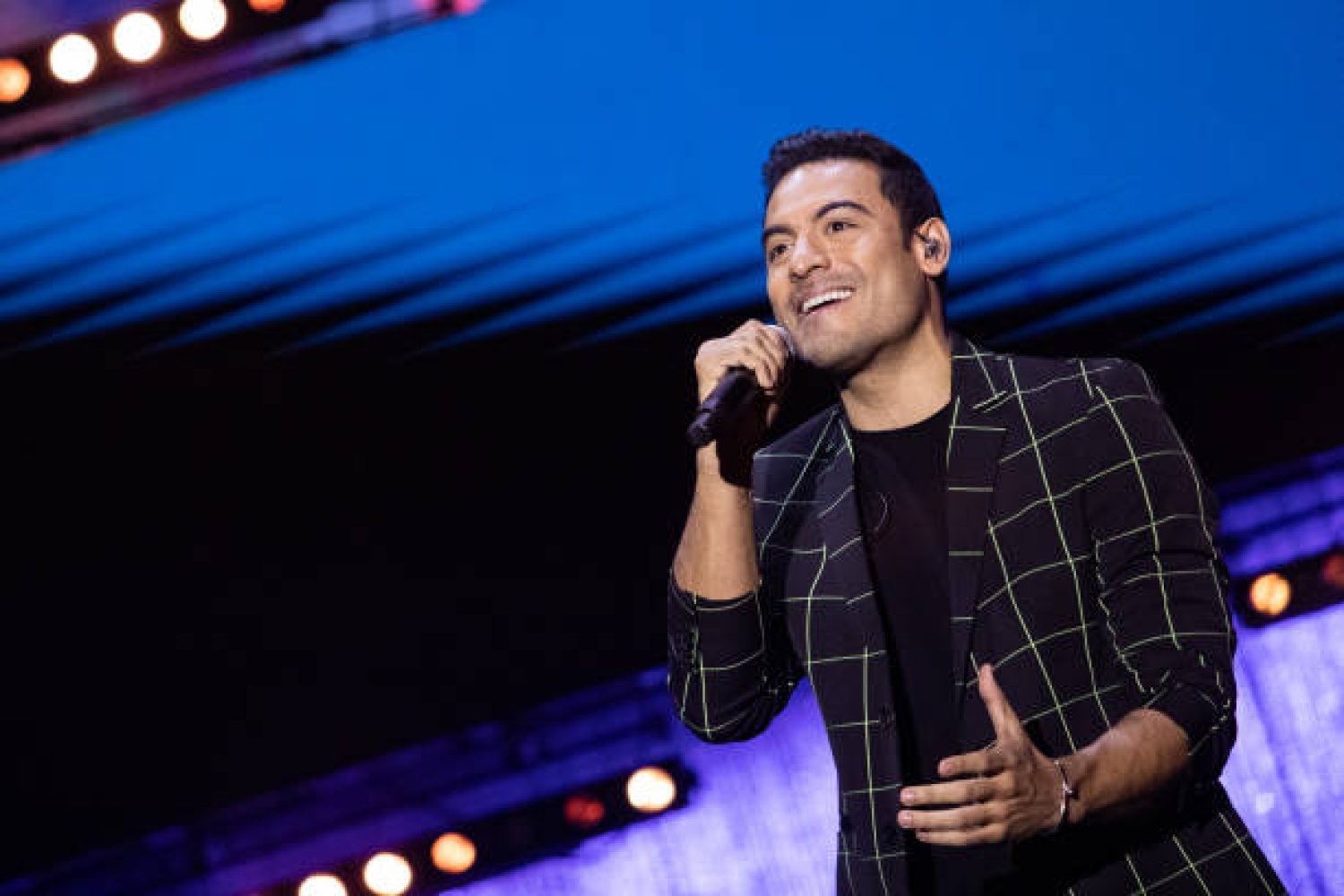 Carlos Rivera on stage at the "Cadena Dial" Awards gala on September 15, 2022 in Tenerife, Spain. (Photo by Aldara Zarraoa/Getty Images)