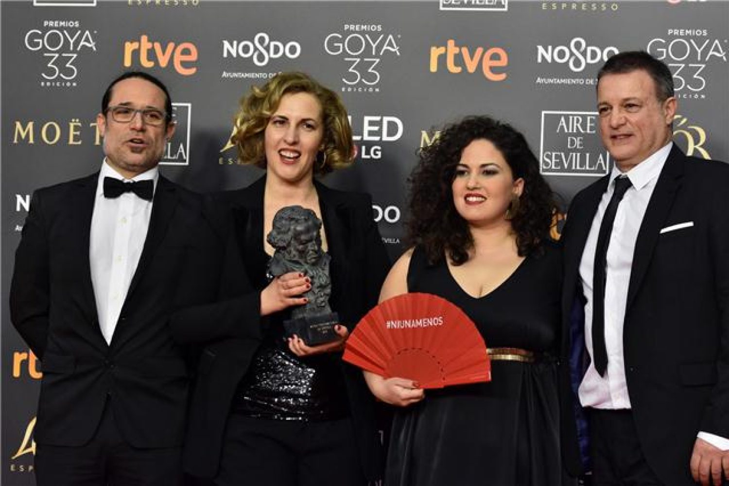 Carlota Pereda, 2ª por la izqda, sujetando " el cabezón", premio Goya 2019 al mejor cortometraje por CERDITA.