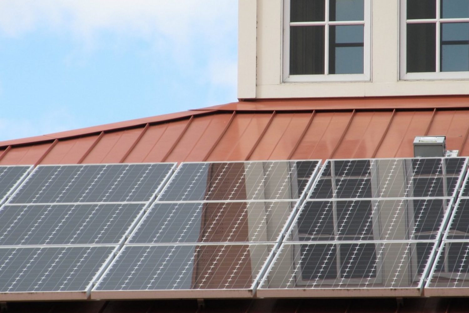 casa con paneles solares