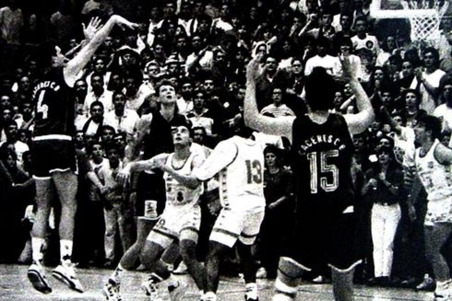 Imagen histórica. Fraixanet encesta la canasta clave del ascenso del Cáceres a la ACB.