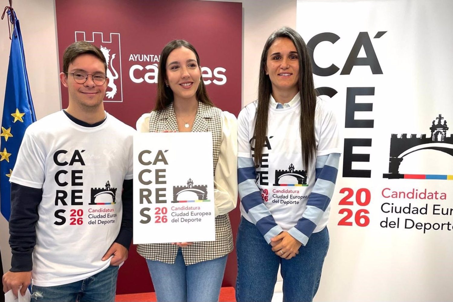 La concejala de Deportes de Cáceres, Noelia Rodríguez, el nadador Guillermo Gracia y la capitana del club de fútbol Cáceres Femenino, Tatiana Fernández