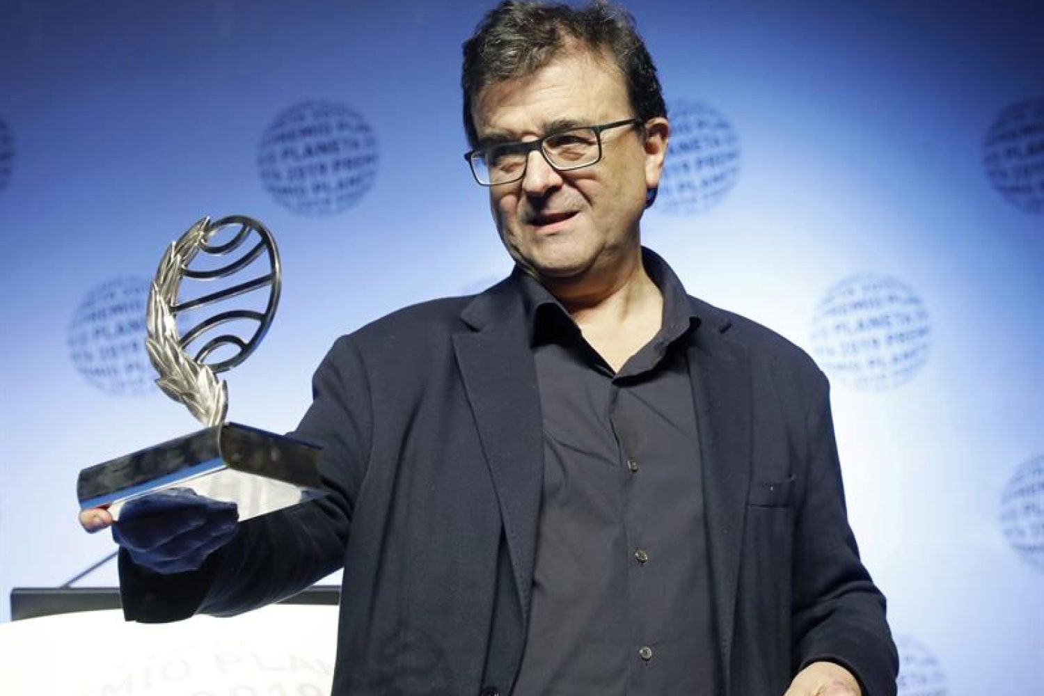 Javier Cercas, mosrtrando el galardón del Premio Planeta 2019.